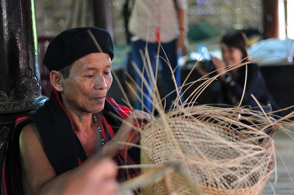  Người Cơ Tu làm du lịch